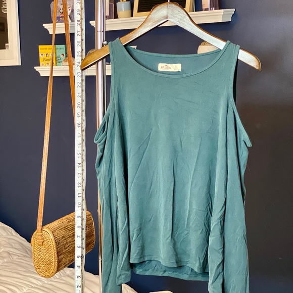 ✨ Hollister Bell Sleeve Cold Shoulder Top ✨ - Picture 1 of 4